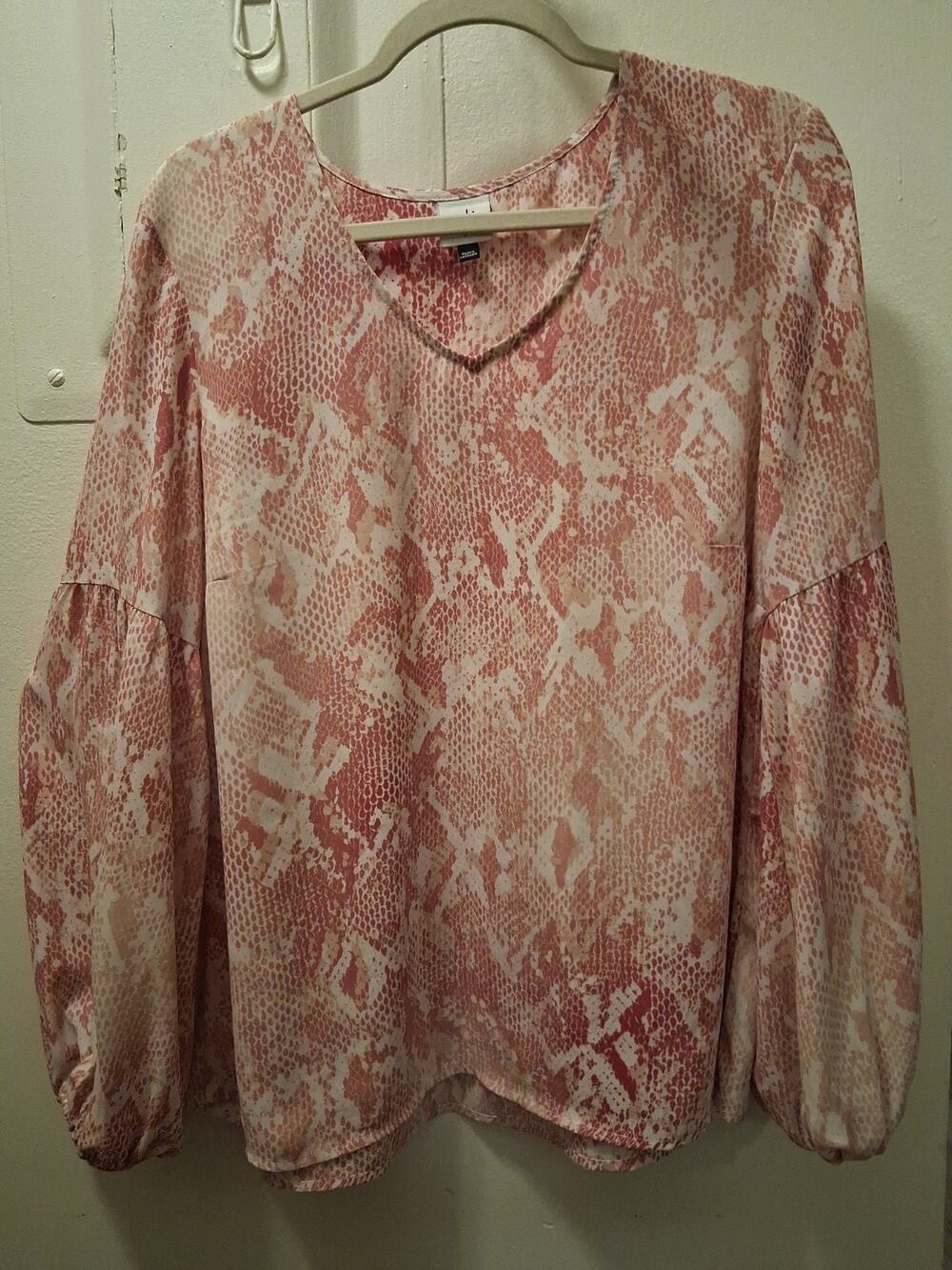 Cabi Bethany Blouse Pink Snakeskin Print Long Cool Sleeve Top Size Large